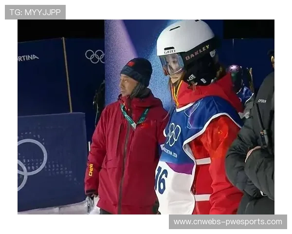 女子自由式滑雪大跳台决赛因暴雪三次推迟，谷爱凌训练中摔倒头盔被摔碎
