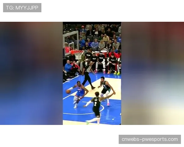 镜头回放：霍姆格伦钉板大帽后，引发主场球迷“防守”呐喊